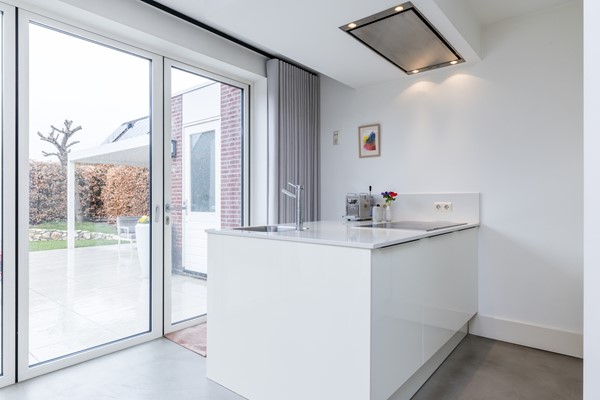 Foto - Verkocht onder voorbehoud: In een rustige en kindvriendelijke woonomgeving staat deze moderne instapklare geschakelde twee-onder-een-kapwoning (bouwjaar 2011) met voldoende woonoppervlakte, garage en tuin.